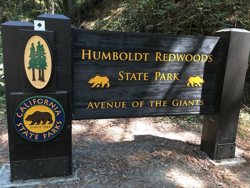 Humboldt Redwoods State Park tecken. Avenue av jättarna.